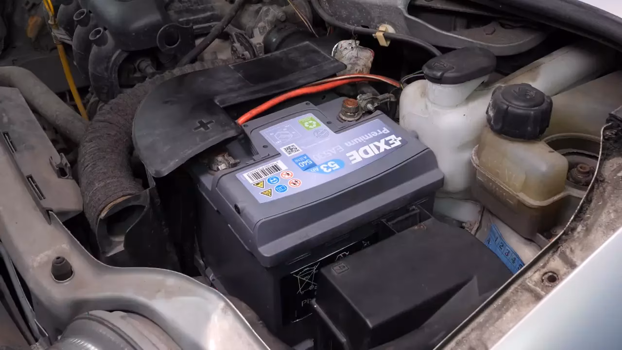 ¿Dónde está la batería en un Renault Twingo?