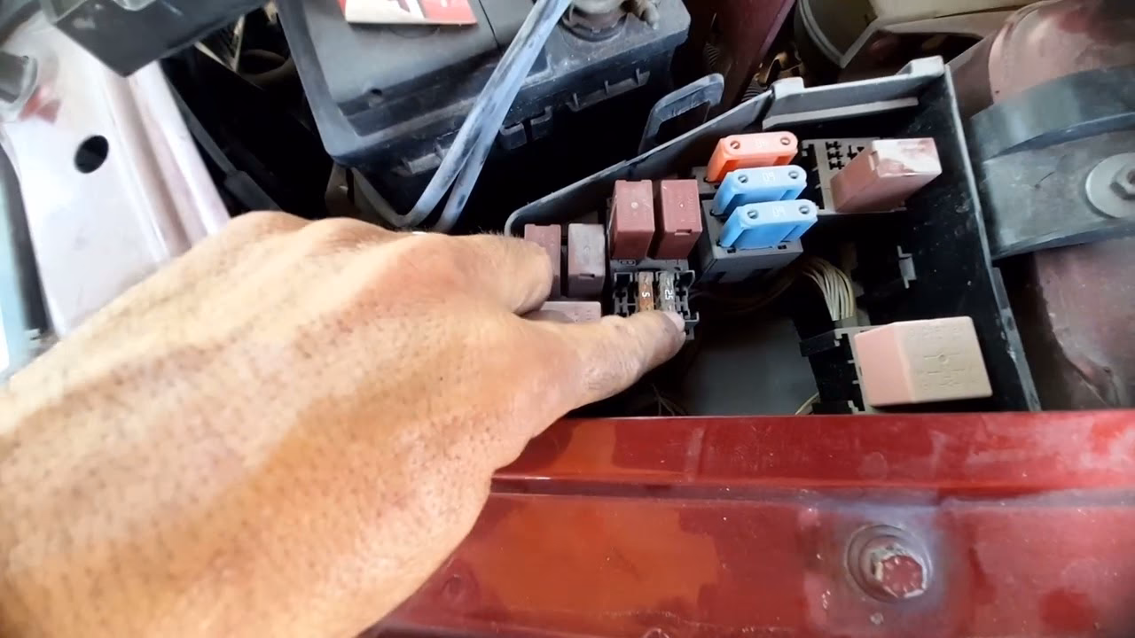 ¿Dónde se encuentra la caja de fusibles?