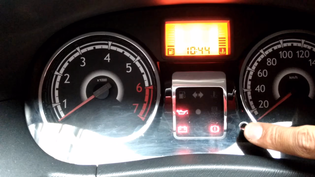 ¿Cómo puedo configurar la hora en mi coche?