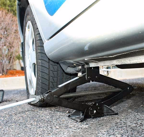 ¿Para qué sentido se gira la llave para quitar una llanta?