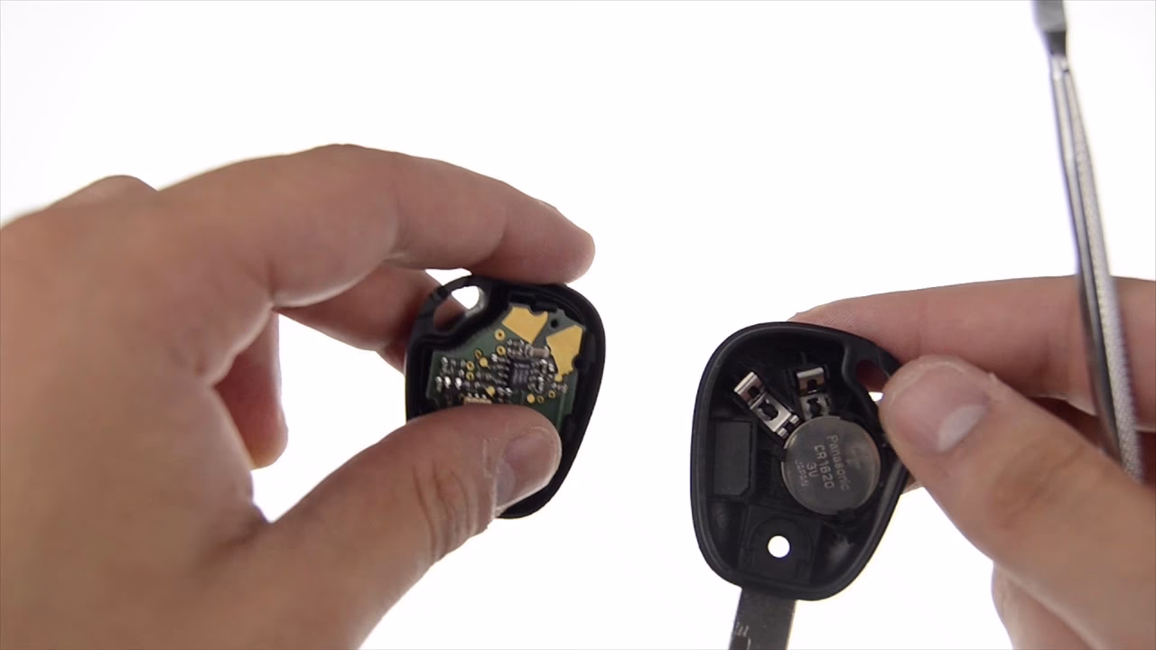 ¿Cómo se cambia la pila de la llave de un Renault?