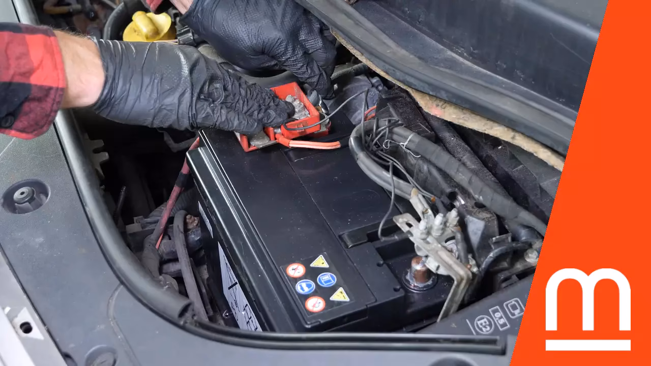 ¿Puedo reemplazar la batería de mi auto yo mismo?