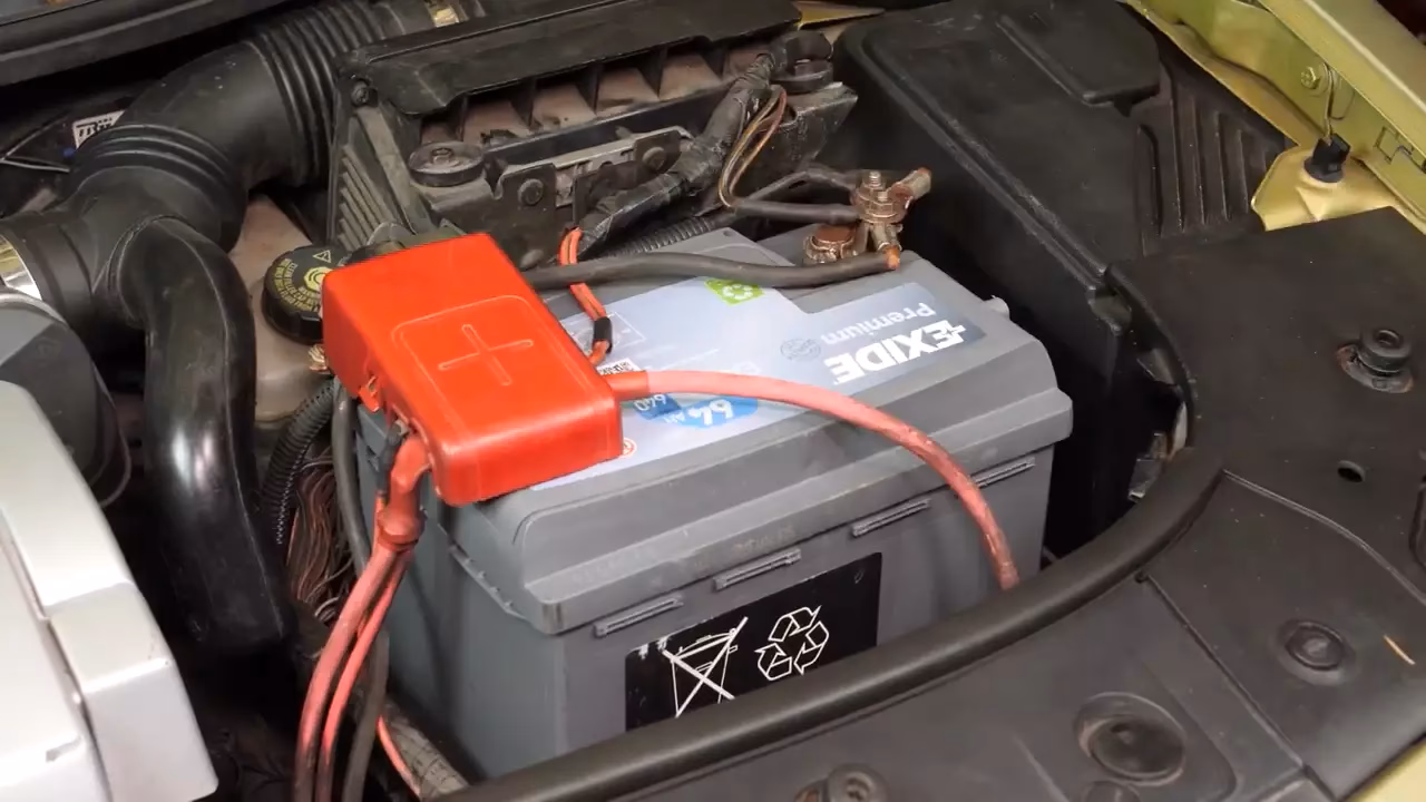 ¿Puedo reemplazar la batería de mi auto yo mismo?