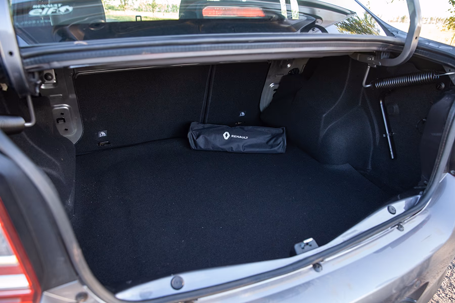 ¿Cuántos litros tiene el baúl del Renault Logan?