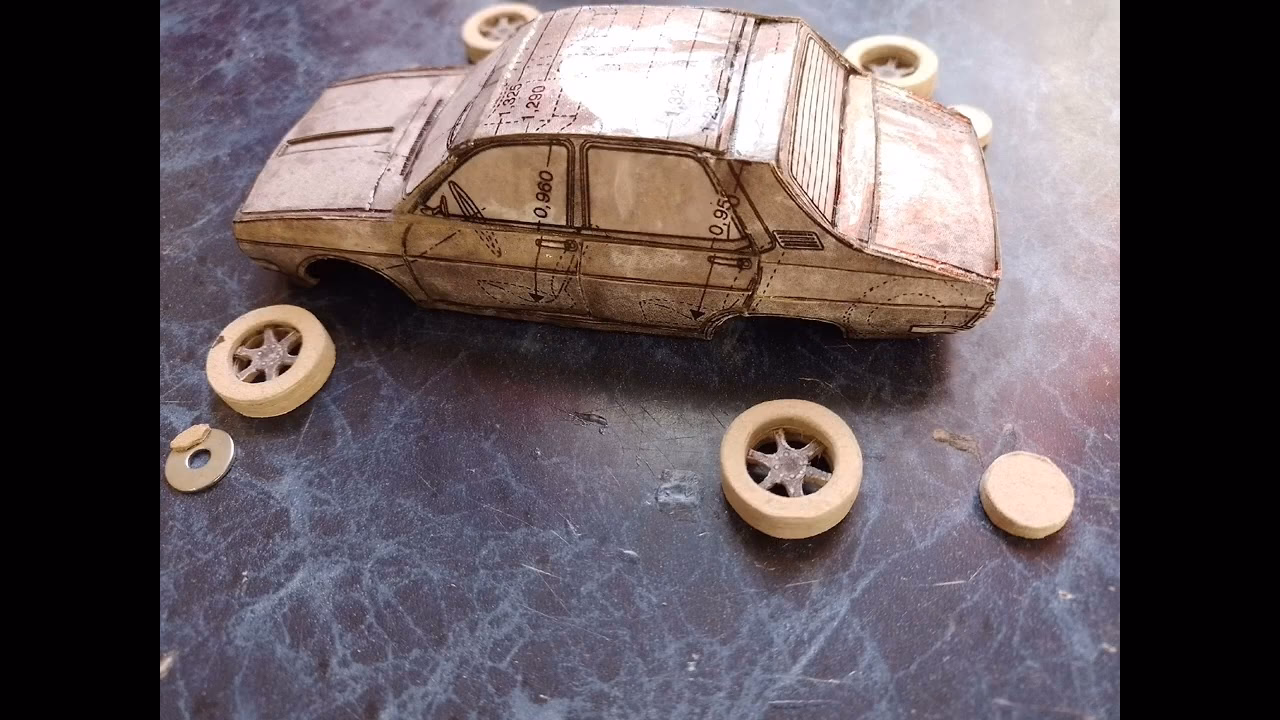 ¿Cómo hacer un coche RC con cartón?