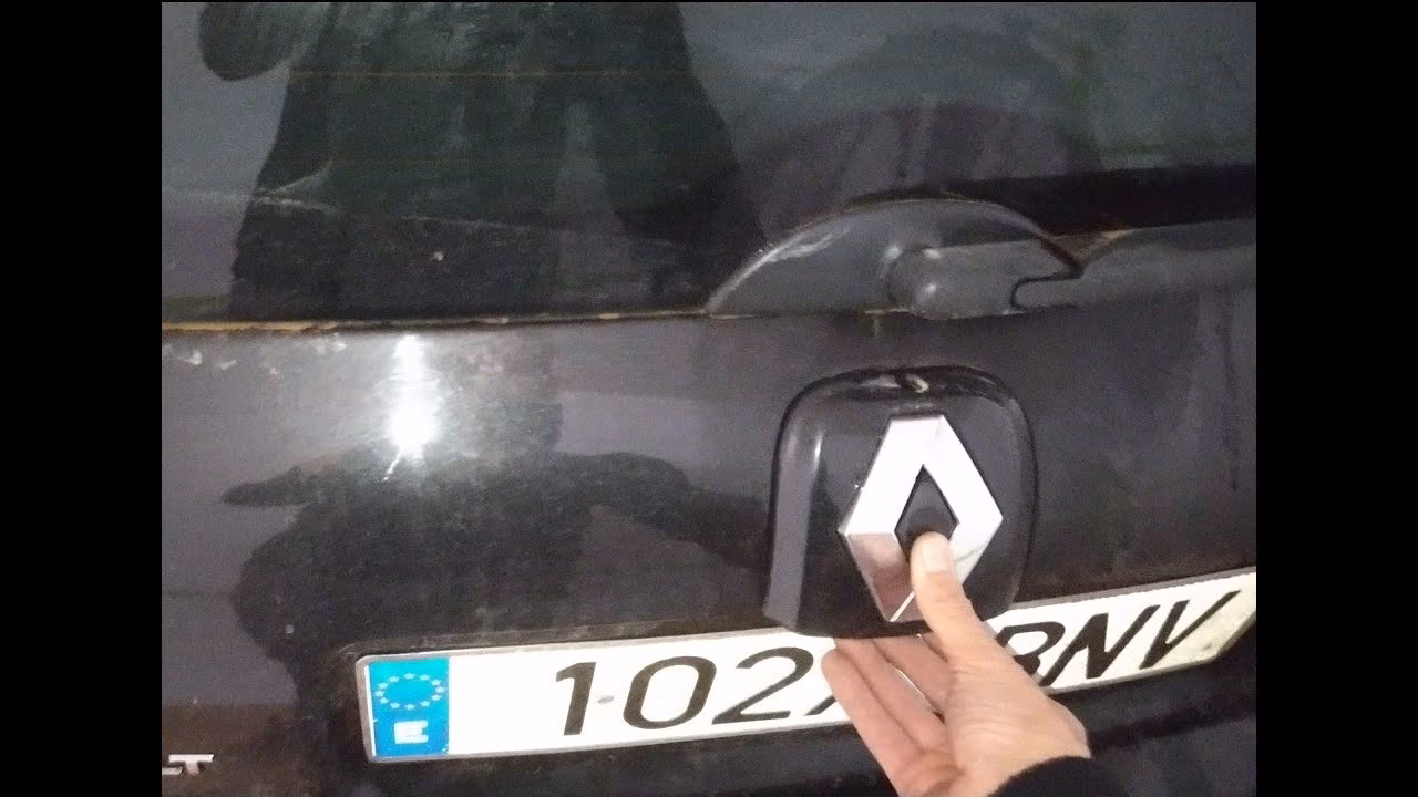 ¿Cómo se cierra el baúl de un carro?