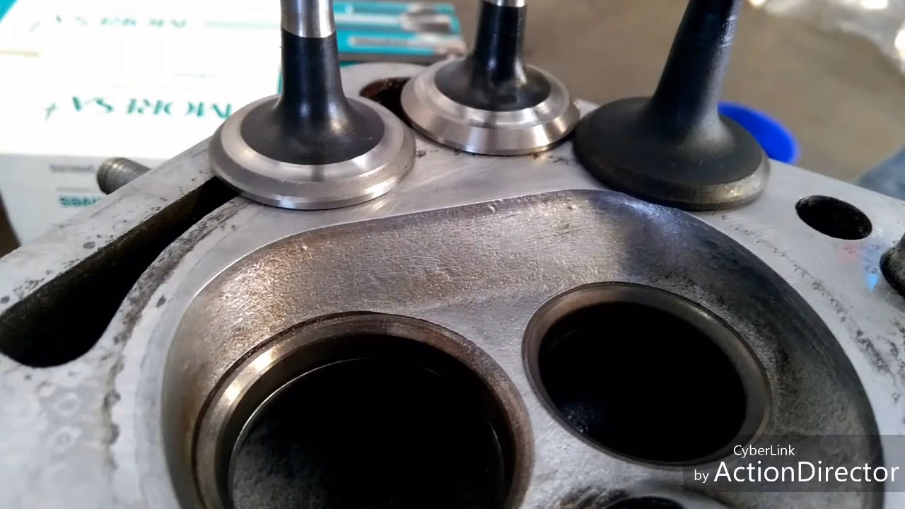 ¿Qué válvula va más abierta, admisión o escape?