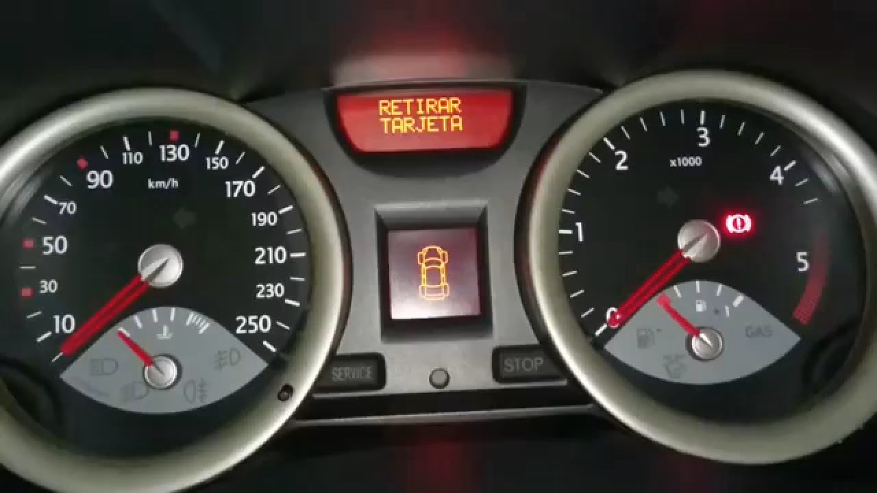 ¿Cómo eliminar el servicio requerido en Renault Megane?