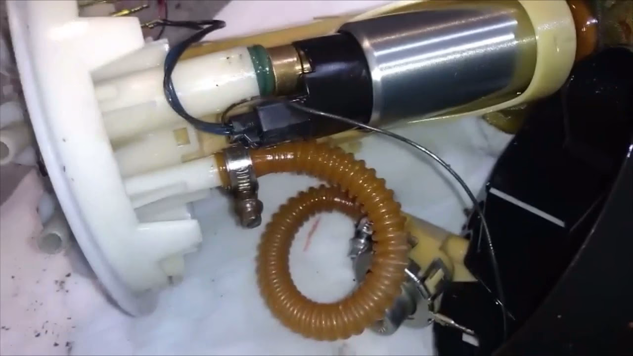 ¿Dónde está el regulador de presión de combustible en un Renault Kangoo?