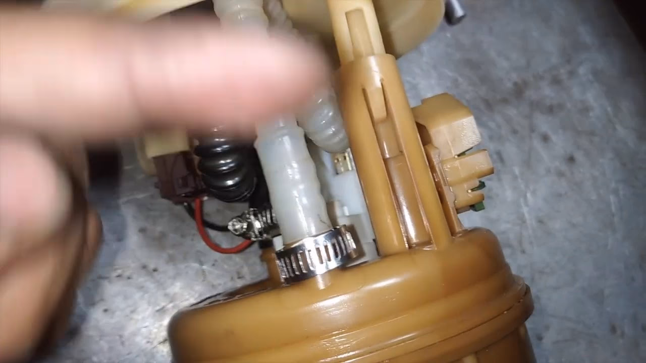¿Puedo reemplazar la bomba de combustible yo mismo?