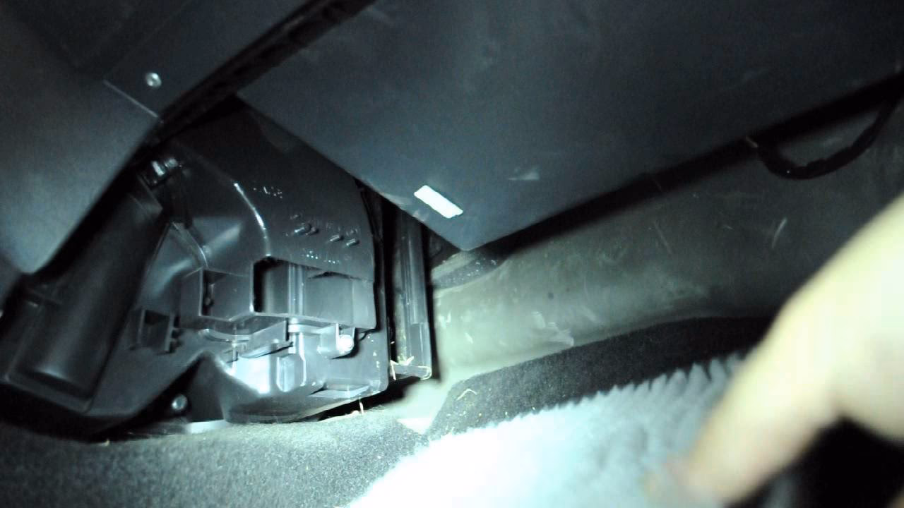 ¿Dónde se encuentra ubicado el filtro del aire acondicionado?