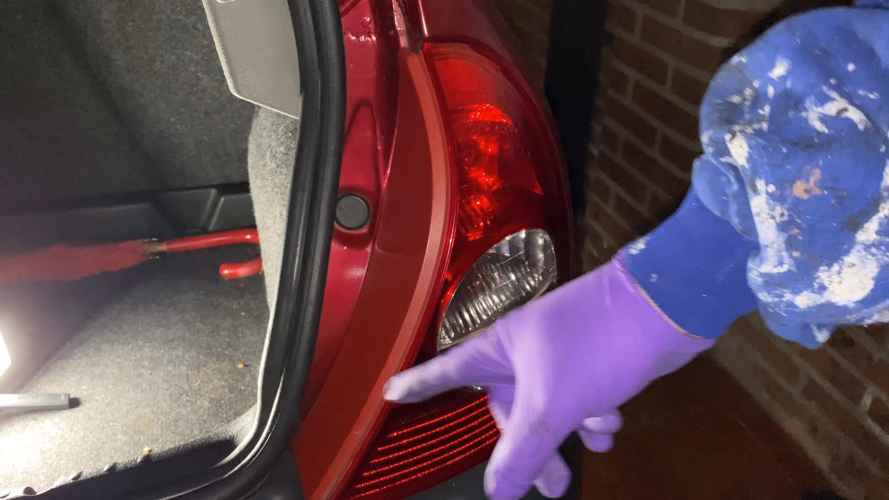 ¿Cómo cambiar la luz trasera de freno?