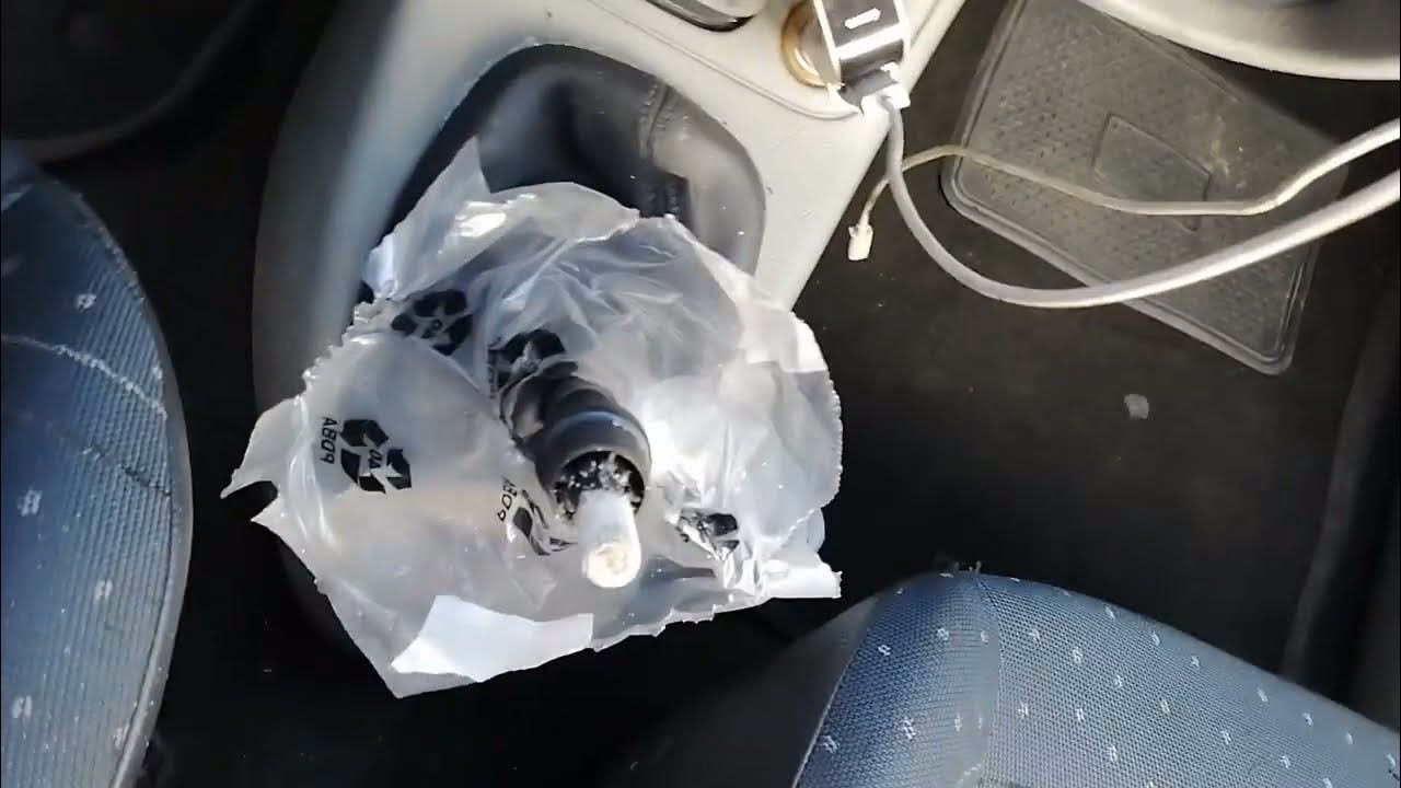 ¿Cómo sale el pomo de la palanca de cambios?