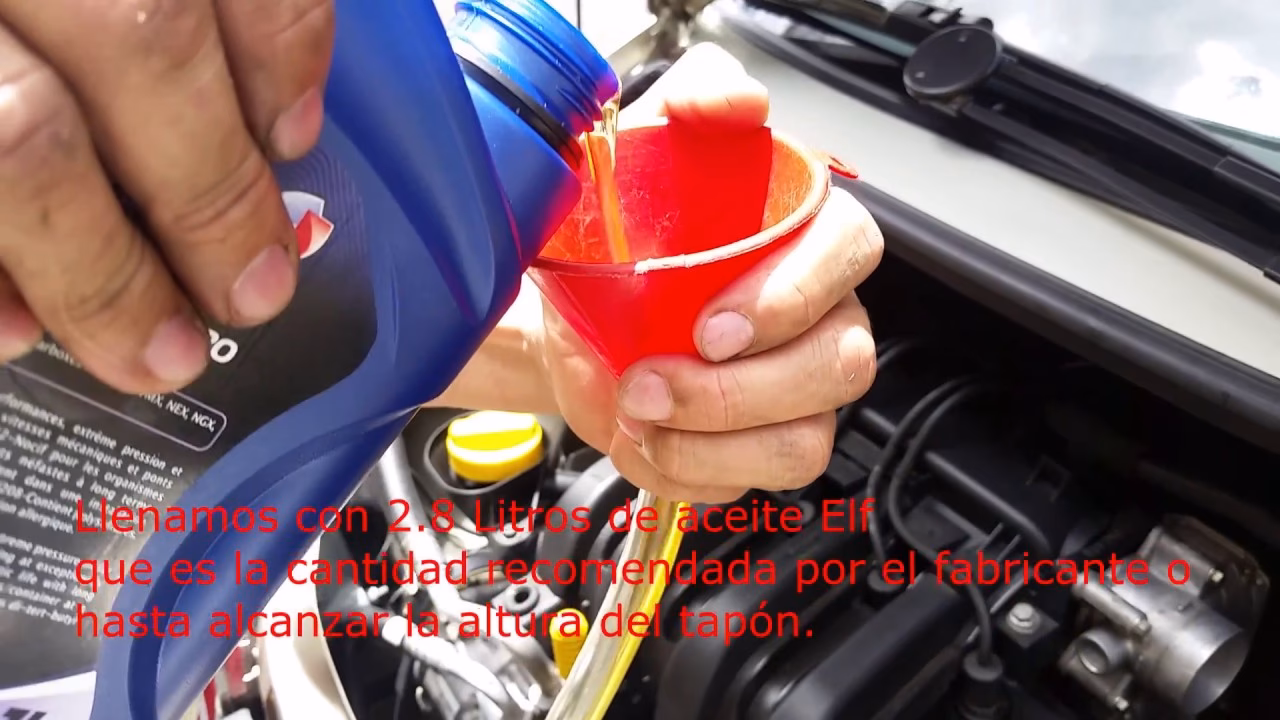 ¿Cómo mirar el nivel de aceite en un Renault Clio?
