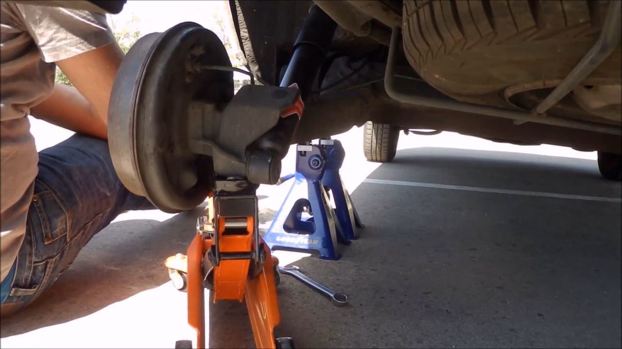 ¿Cómo cambiar los amortiguadores de la compuerta trasera?