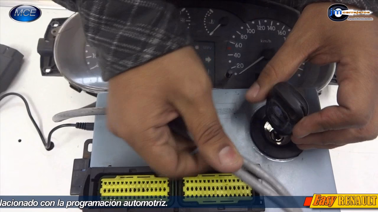 ¿Cómo reinicio mi llavero Renault después de reemplazar la batería?