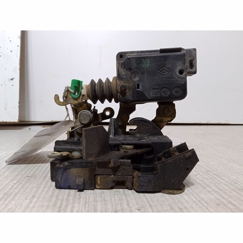 ¿Cómo se llama la cerradura de la puerta del auto?