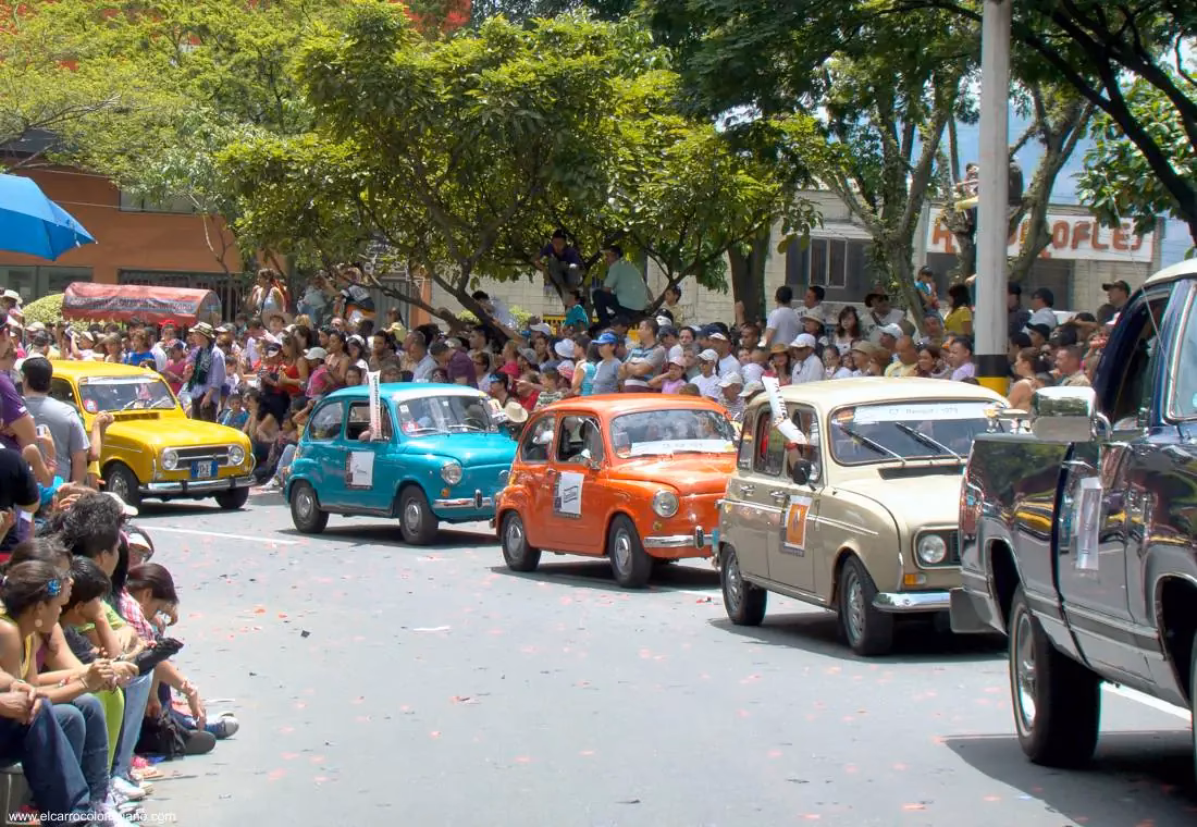 ¿Cuándo es el desfile de carros antiguos en la ciudad de Medellín?