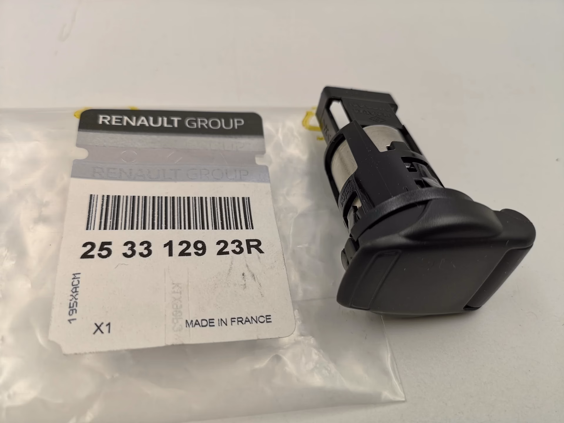 ¿Cómo se llama el encendedor de cigarro del carro?