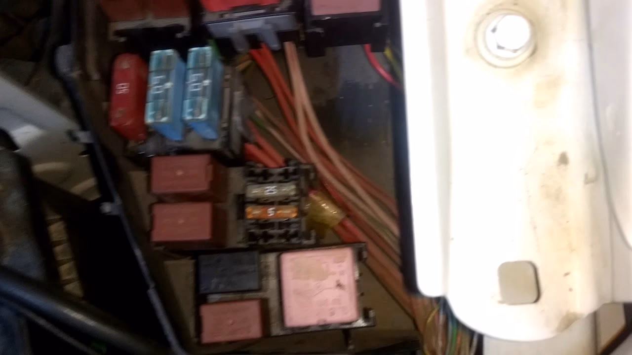 ¿Dónde está la caja de fusibles en un Dacia Logan 2?