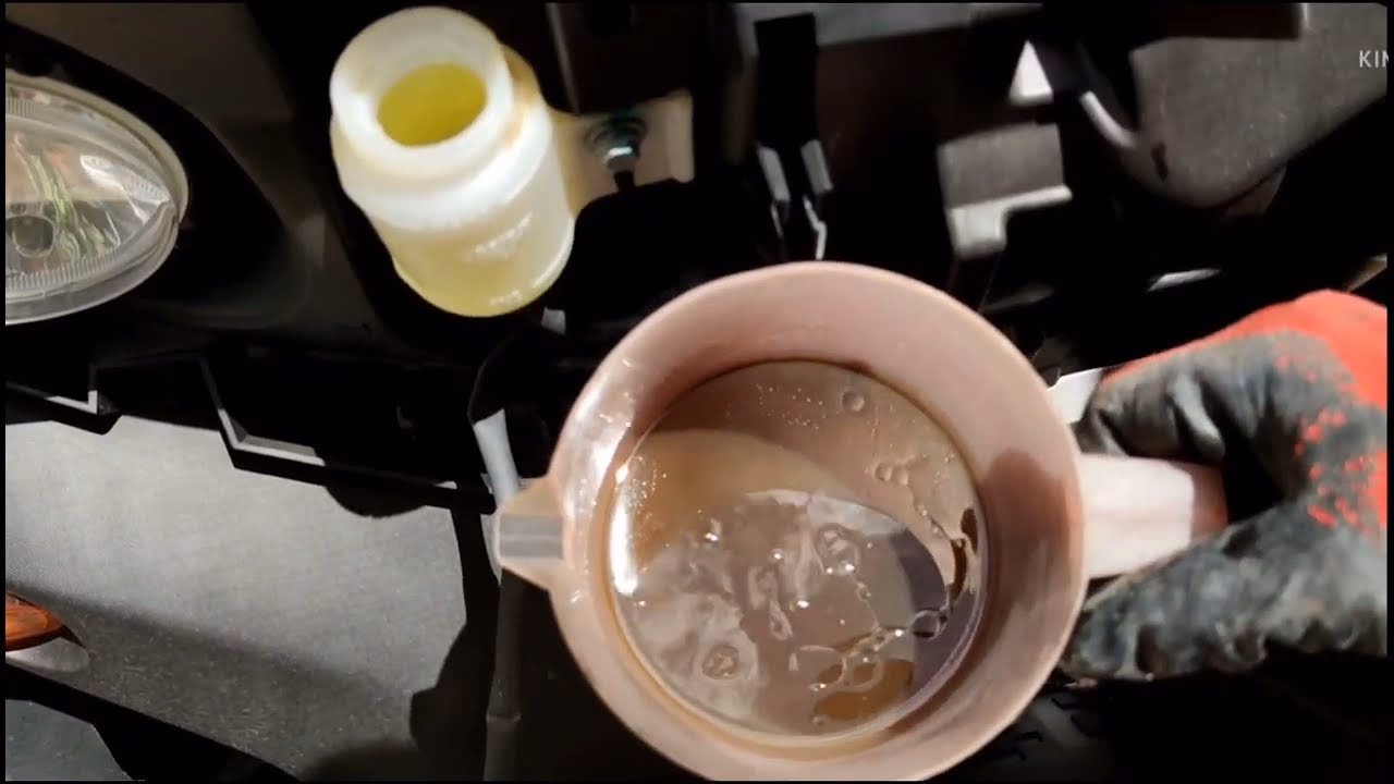 ¿Dónde se encuentra el depósito de líquido de frenos?