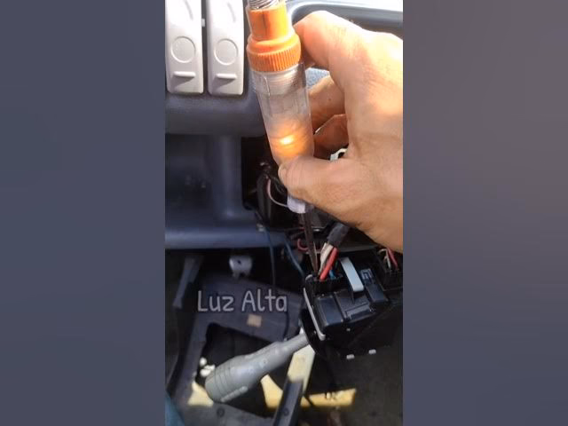 ¿Cómo activar las luces altas del carro?