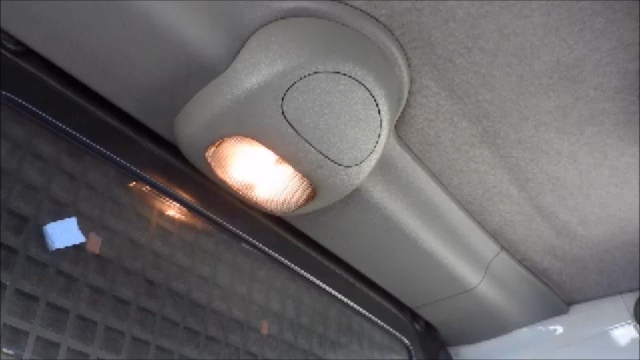 ¿Cómo se llama la luz del techo del carro?