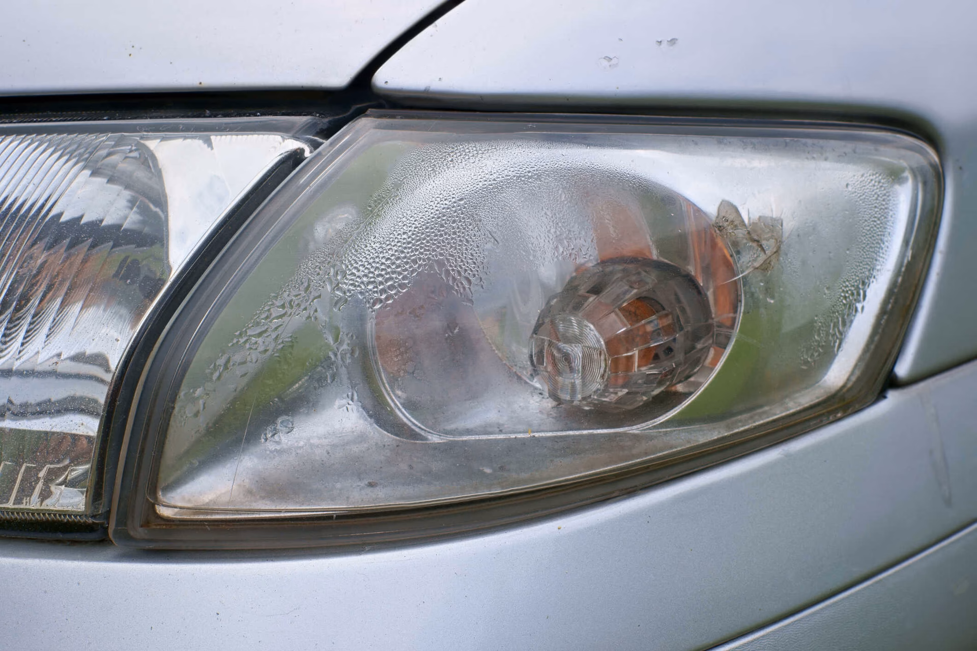 ¿Cómo puedo evitar que mis faros se empañen?