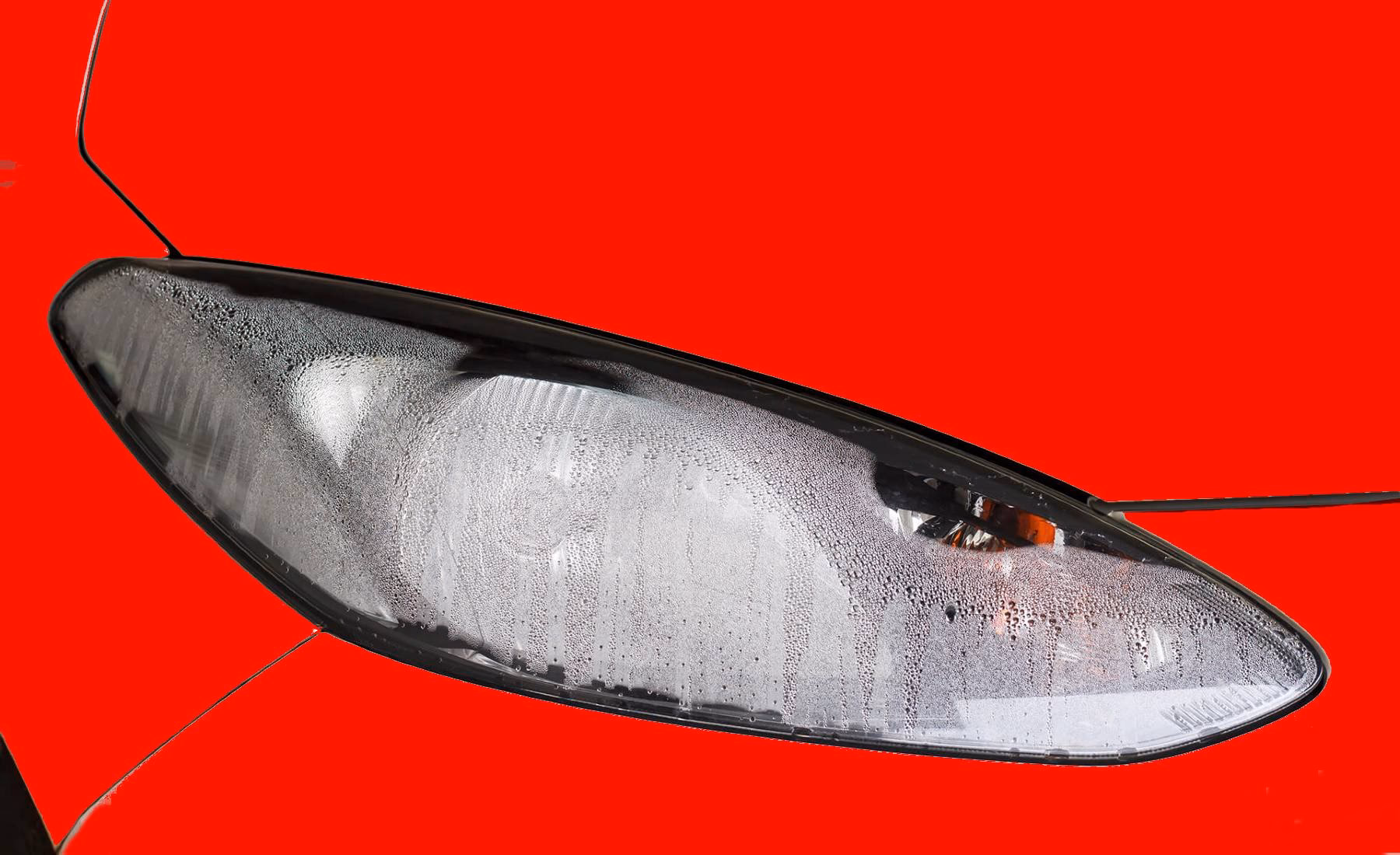 ¿Por qué se empañan los faros del carro?