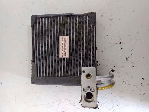 ¿Dónde se encuentra el radiador del aire acondicionado?