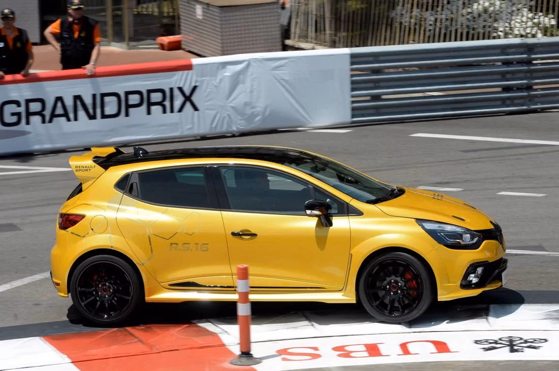 ¿Cuántos CV tiene el Clio RS?