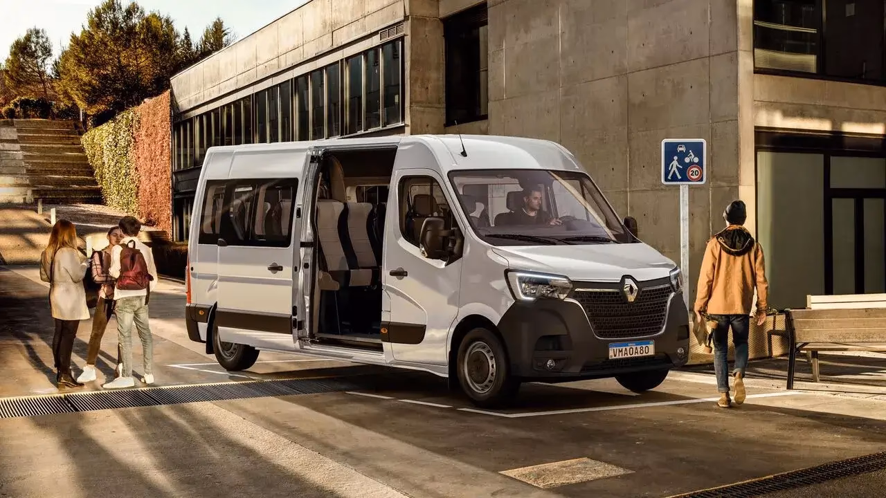 ¿Cuántos pasajeros le caben a una Renault Master?