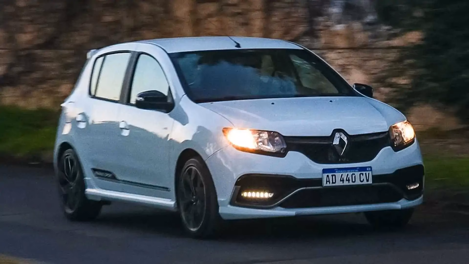 ¿Cuál es el consumo de gasolina del Renault Sandero?