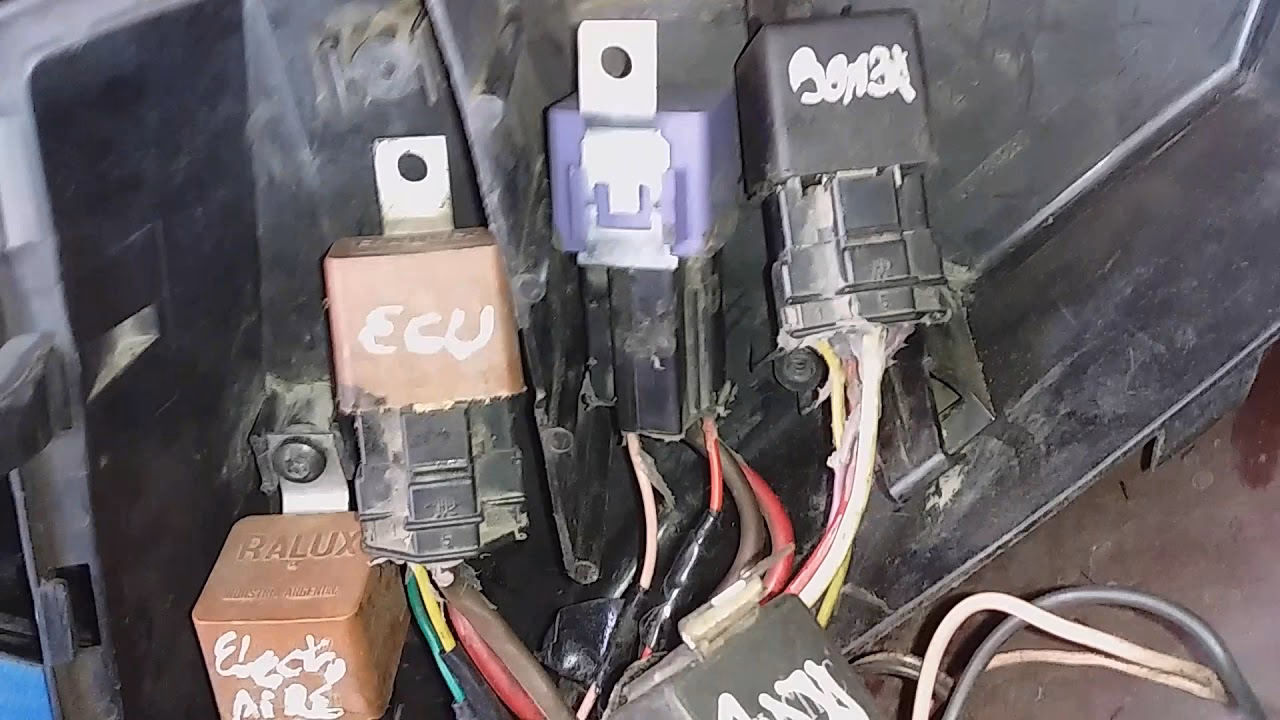 ¿Dónde está el conector de diagnóstico en un Renault Scenic 2?